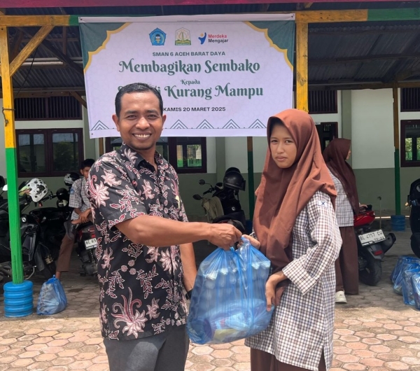 SMA Negeri 6 Aceh Barat Daya Bagikan Paket Sembako untuk Siswa Kurang Mampu